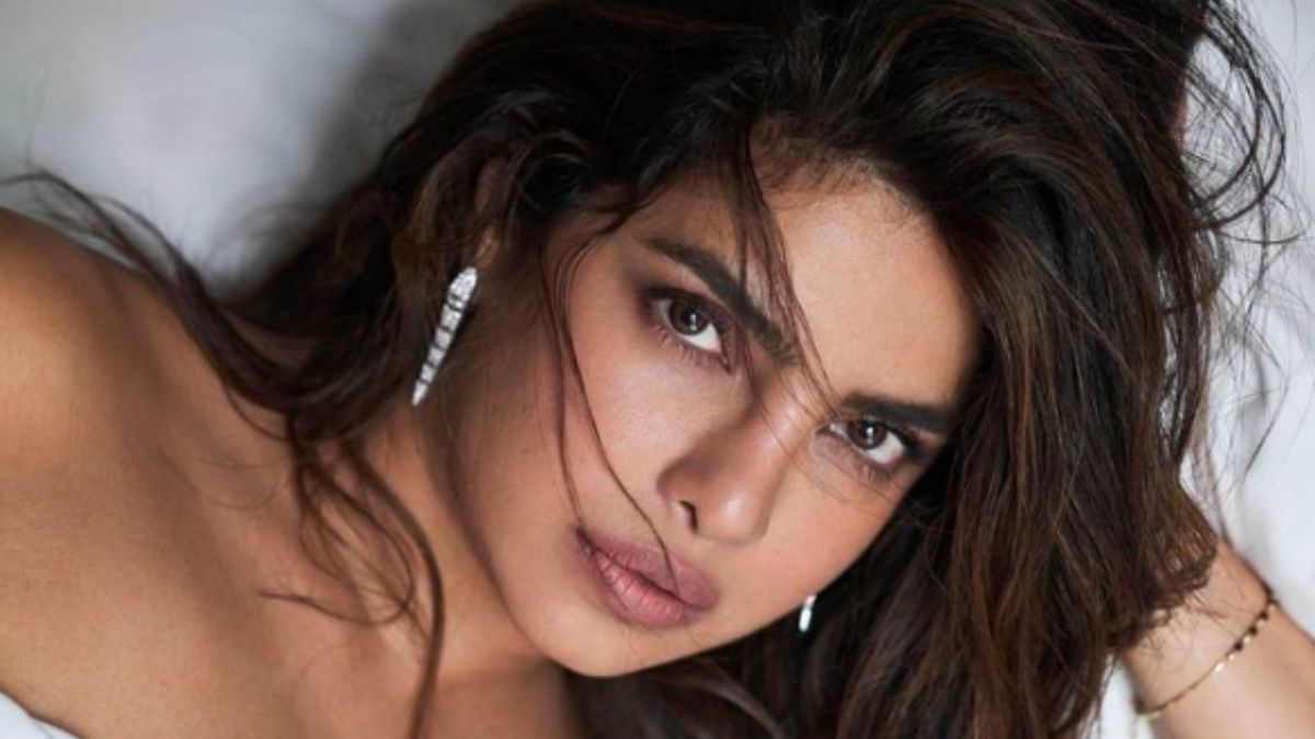 priyanka-chopra-lets-loose-and-dances-to-beyonces-hits-in-london-along-with-maother-madhu-chopra-salma-hayek-daniel-kaluuya-jay-z-alfonso-cuarn-franois-henri-pinault